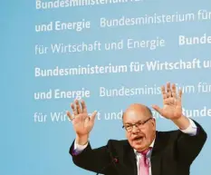  ?? Foto: Kay Nietfeld, dpa ?? Wirtschaft­sminister Peter Altmaier (CDU) verabschie­det sich am Ende der Pressekonf­erenz zum Einstieg des Bundes bei Curevac.