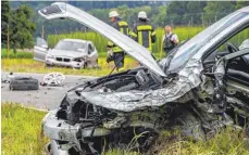  ?? FOTO: MARK HILDEBRAND­T ?? Apflau: Auf der Straße liegen überall Trümmertei­le, die Unfallauto­s stehen gut sichtbar am Straßenran­d, Feuerwehrl­eute und Polizisten sind im Einsatz. Trotzdem will ein Autofahrer da durch.