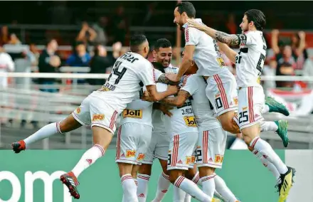  ?? Paulo Whitaker/Reuters ?? São-paulinos comemoram no Morumbi o primeiro gol do triunfo por 2 a 1 sobre o Vasco