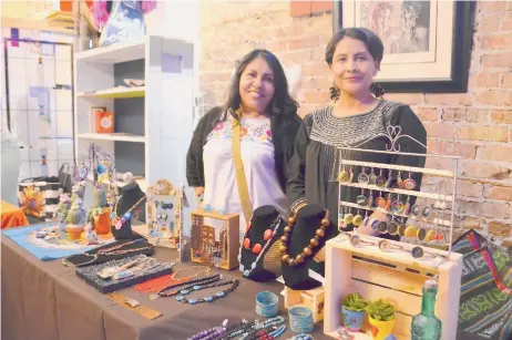  ?? FOTOS: BELHÚ SANABRIA / LA RAZA ?? Las hermanas Hilda y Maribel Burgos en el mercadito artesanal en la Catrina Café del barrio de Pilsen. Ellas son parte del grupo de mujeres artesanas Colectivo Mariposas.