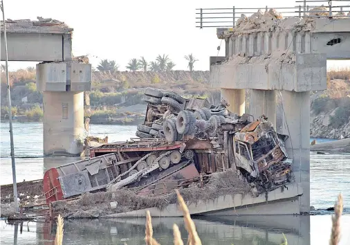  ?? PICTURE: REUTERS ?? BROKEN: A collapsed bridge in Ramadi city lays fallow on Boxing Day after heavy fighting. The Iraqi army say they are within striking distance of the city gates.