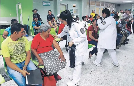  ??  ?? SALUD. Los estudiante­s de Medicina de la Unah-vs hacen su labor social en el Mario Rivas a partir del cuarto año.