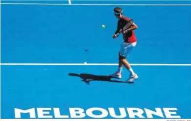  ?? RITCHIE TONGO / EFE ?? Roger Federer entrena sobre las pistas de Melbourne.
