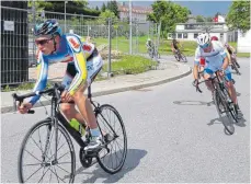  ?? FOTO: LEONHARD DE ARAUJO ALBRECHT ?? Henry Fütterling (vorn) steckte im U17-Rennen einen Sturz weg und fuhr am Ende auf Platz drei.