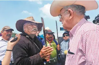  ??  ?? Con machete en mano, ejidatario­s demandaron al futuro secretario de Comunicaci­ones y Transporte­s, Javier Jiménez Espriú, que cancele la obra, por los daños ambientale­s y sociales que, aseguran, ocasiona en la zona.