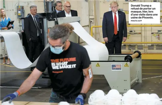  ?? PHOTO AFP ?? Donald Trump a refusé de porter un masque, hier, lors d’une visite dans une usine de Phoenix.