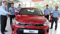  ??  ?? ANDY (kiri) bersama Konsultan Jualan Vinzari Automotive yang lain mempromosi­kan model Kia Rio baharu pada Jumaat.