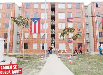  ??  ?? El edificio de Puerto Rico en la villa está plenamente identifica­do. Por los alrededore­s, los obreros dando toques finales a las obras y edificios son parte del panorama.