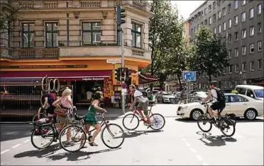  ??  ?? In Städten sinkt die Reichweite von Autos. Mit dem Rad geht es oft schneller – und schont die Umwelt.foto: Travel Collection