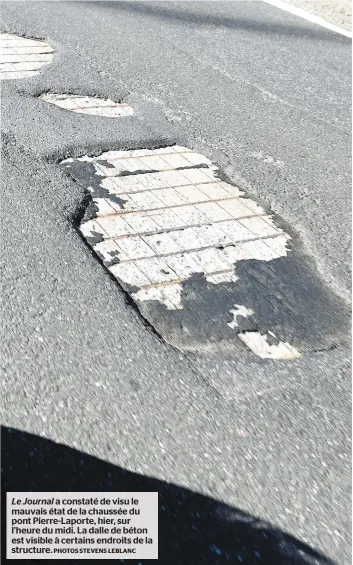  ?? PHOTOS STEVENS LEBLANC ?? Le Journal a constaté de visu le mauvais état de la chaussée du pont Pierre-laporte, hier, sur l’heure du midi. La dalle de béton est visible à certains endroits de la structure.