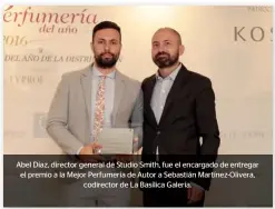  ??  ?? Abel Díaz, director general de Studio Smith, fue el encargado de entregar el premio a la Mejor Perfumería de Autor a Sebastián Martínez-Olivera, codirector de La Basílica Galería.