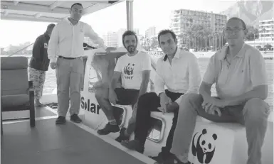  ?? Foto: Dietmar Förster ?? Hafendirek­tor Antonio de la Calle, WWF-Koordinato­r Juan Ardoy und Nachhaltig­keits-Stadtrat Miguel Díaz (v.l.n.r.) bei der Ausfahrt mit der WWF-Solar.