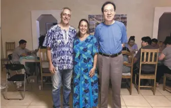  ??  ?? 徐俊醫生與艾達夫婦於­2019年3月在塞內­加爾基地。