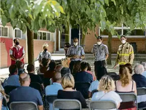  ?? XAVI JURIO ?? Els veïns evacuats atenen les indicacion­s de protecció civil