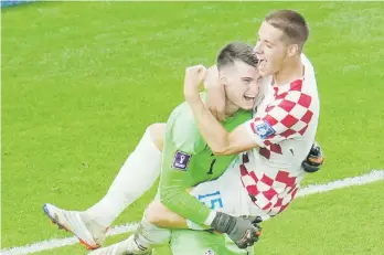  ?? ?? El arquero croata Dominik Livakovic (izquierda) celebra con Mario Pasalic tras la victoria por penales ante Japón.