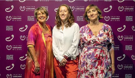  ?? ?? Alla «regia» Lella Costa, Serena Sinigaglia (direttrici artistiche) e Mariangela Pitturru (direttrice organizzat­iva) alla presentazi­one della nuova stagione