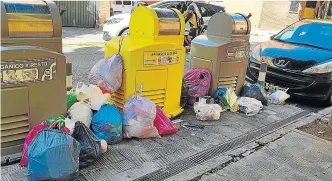  ?? PP SEVILLA ?? Imagen de archivo de basura acumulada en los buzones neumáticos en la zona norte.