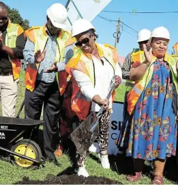  ?? Picture: SUPPLIED ?? RESOLUTE: Health MEC Nomakhosaz­ana Meth, centre, announced the contractor to carry out R460m upgrades at Madwaleni Hospital in Elliotdale on Thursday.