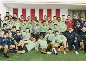  ?? FOTO: ATHLETIC CLUB ?? En familia La plantilla del Athletic con el ‘Balen de oro’