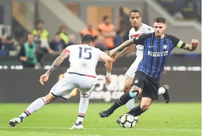  ?? — Gambar Reuters ?? LICIK: Icardi (kanan) mengawal bola ketika cuba untuk melepasi kawalan pemain pertahanan Cagliari pada perlawanan Serie A Itali di Stadium San Siro, Milan pada Selasa lepas.