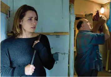  ?? Foto: ZDF und Stefan Erhard ?? Panisch versteckt sich Rebecca (Anja Kling) vor ihrem Nachbarn Dieter Tiberius (Udo Samel), als dieser den Waschraum im Keller betritt.