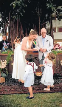  ?? ARQUIVO PESSOAL ?? Joana Henning e Pedro Parente se casaram à beira do Lago Paranoá, neste fim de semana, em Brasília – com a bênção da juíza Eunice Penaforte. A cerimônia foi seguida de almoço com Chororô pra Cinco e show de Joyce Cândido. Na foto, os noivos e Pepe, neto de Parente mais Anita.