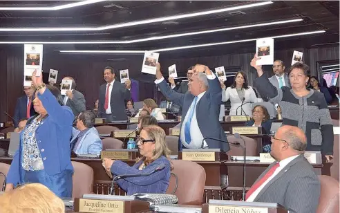  ?? ARCHIVO ?? Los diputados seguidores de Fernández rechazaron la ley de Partidos que da más poder a la cúpula, con la Constituci­ón en mano.