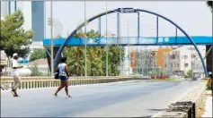  ??  ?? Pedestrian­s crossing a dual carrigeway near the Gönyeli footbridge