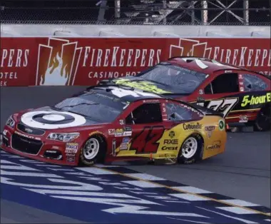  ?? CARLOS OSORIO — THE ASSOCIATED PRESS ?? Kyle Larson leads Erik Jones (77) during Sunday’s race.