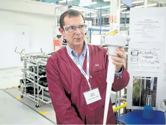  ?? JASON BAIN/EXAMINER ?? Manager John Thomas talks about ultrasonic radar level measuremen­t products during a tour as part of an open house at Siemens Canada on Technology Drive on Thursday. See more photograph­s from the open house in the online gallery at...