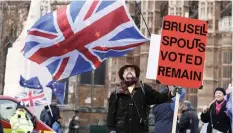  ?? | AP ?? A VOTE leave pro-Brexit demonstrat­or and anti-Brexit protesters outside the Palace of Westminste­r, in London, yesterday.