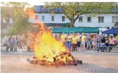  ?? RP-FOTO: RUTH KLAPPROTH ?? Der Fördervere­in des Kindergart­ens St. Johannes der Täufer (gelbe Shirts) hat zum ersten Mal ein Osterfeuer in Ratheim organisier­t.