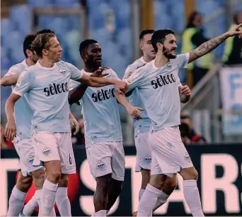  ?? ANSA ?? Luis Alberto, 25 anni, festeggiat­o dai compagni dopo il gol che domenica ha avviato il 5-1 col Chievo