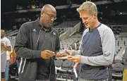  ?? JOSE CARLOS FAJARDO/STAFF ?? Warriors interim coach Mike Brown, who has guided the teamto a 10-0 record, chats with head coach Steve Kerr during a practice before Game 4 against the Spurs.