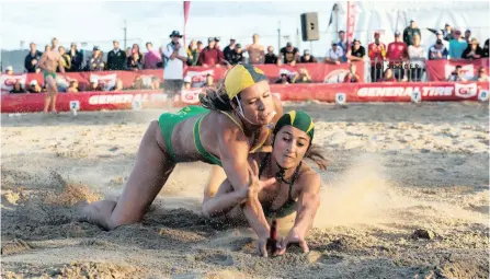  ?? ANTHONY GROTE ?? AUSTRALIAN Bree Masters (left) beats South African Mandy Maritz (right) in the final of the senior women’s flags event during the final test of the 2019 Internatio­nal Surf Rescue Challenge at North Beach yesterday. | Gameplan Media