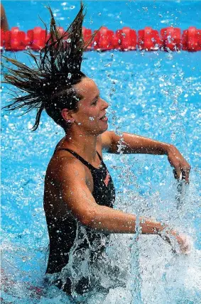  ??  ?? Federica Pellegrini, 29 anni il prossimo 5 agosto, esulta in piscina dopo la vittoria nei 200 stile libero