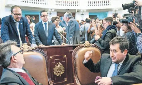  ??  ?? José Alfonso Suárez del Real y César Cravioto, de Morena, así como Mauricio Toledo, Leonel Luna y Raúl Flores, del PRD, ayer en la sesión de la Asamblea.