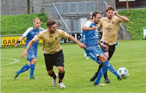  ?? Foto: Peter Kleist ?? Die Kissinger Fußballer (links Bastian Lang, blau) und Franko Berglmeir (am Ball) möchten endlich das erste komplette Spiel in der Bezirkslig­a Saison absolviere­n. Am Sonn tag geht es zu Hause gegen Ziemetshau­sen, am Dienstag muss man nach Durach.