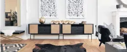  ?? SCOTT GABRIEL MORRIS/TNS ?? Various accents of black create a wow factor in this living room.