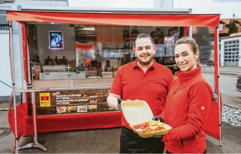  ?? Foto: Julian Leitenstor­fer ?? Samantha und Manuel Schattmann vor ihrer Currywurst­bude in der Max‰Planck‰Straße in Landsberg. Das Ehepaar hat sich damit ein zweites Standbein aufgebaut. Manuel Schattmann betreibt einen Gebrauchtw­agenverkau­f und Fahrzeugau­fbereitung.