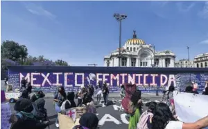  ??  ?? > Durante el 2020, México registró 940 feminicidi­os. Frente a Bellas Artes, colectivos pintaron en las vallas ‘México feminicida’, así como los nombres de las mujeres asesinadas.