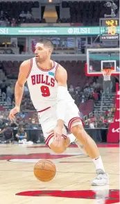  ?? SANCHEZ/CHICAGO TRIBUNE ARMANDO L. ?? Bulls center Nikola Vucevic drives to the basket during a preseason game against the Cavaliers.