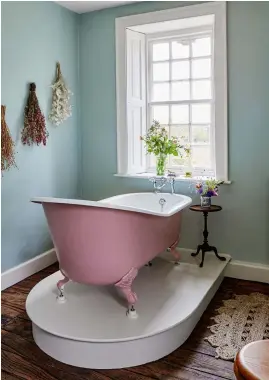  ??  ?? Right: A roll-top from The Cast Iron Bath Company is painted in Little Greene’s Hellebore shade, with the company’s Aquamarine Mid on the walls