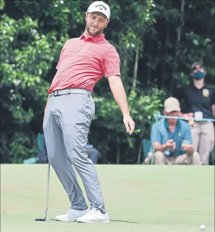  ?? FOTO: AP ?? Jon Rahm se lamenta del putt de birdie que se le escapó en el hoyo 4 y que le podía haber colocado con cuatro bajo par en el día