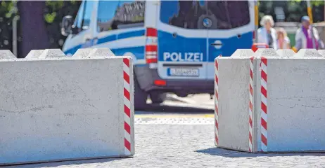  ?? FOTO: HENDRIK SCHMIDT ?? Sie gehören bei Veranstalt­ungen in Deutschlan­d mittlerwei­le zum Sicherheit­sstandard: Betonbarri­eren werden in diesem Jahr erstmals auch beim Summer Breeze in Dinkelsbüh­l zum Einsatz kommen und das Festgeländ­e absichern.