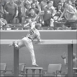  ?? Rick Scuteri Associated Press ?? RIGHT FIELDER Yasiel Puig isn’t nearly close enough to catch a home run by David Peralta. And the Dodgers couldn’t catch the Diamondbac­ks in a 6-1 loss.