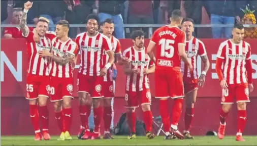  ??  ?? Los futbolista­s del Girona celebran un gol de Brandon.