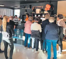  ?? FOTO: KRISTIN TANGEN TOLO ?? FULLT HUS: Det var fullt av folk i restaurant­en fredag.