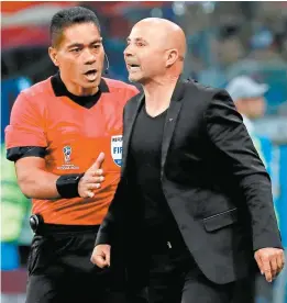  ??  ?? Jorge Sampaoli reclama