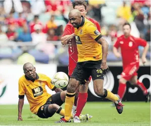  ?? /THEMBINKOS­I DWAYISA ?? Kaizer Chiefs legend Lucas Radebe trying to control the ball during their friendly match against Liverpool in Durban in this file picture.